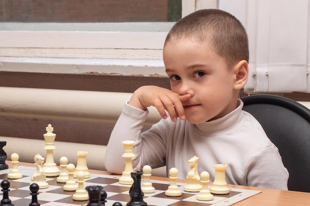 un garçon et une fille jouent aux échecs le garçon gagne