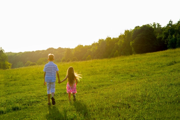 Garçon et fille main dans la main.