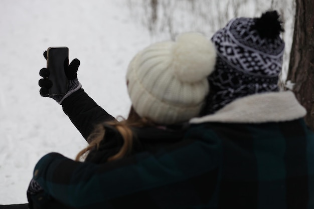 garçon et fille prennent un selfie