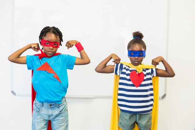 Garçon et fille se faisant passer pour un super-héros