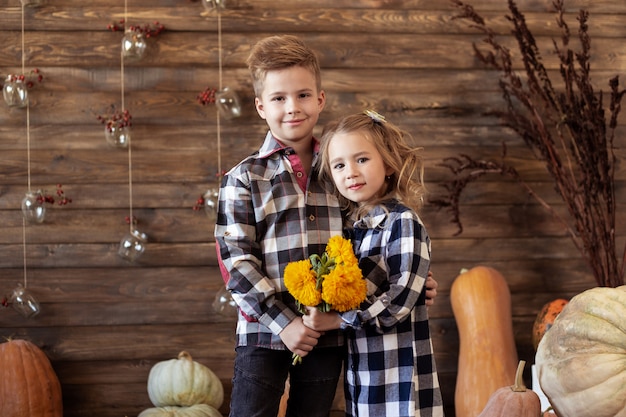 Garçon et fille sont debout à l'automne