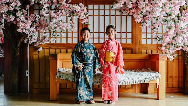 Le garçon et la fille sont joyeusement vêtus d'un kimono.