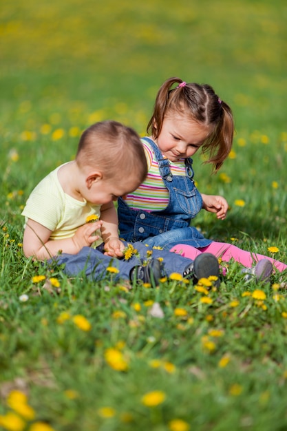 Garçon et fille sur le terrain