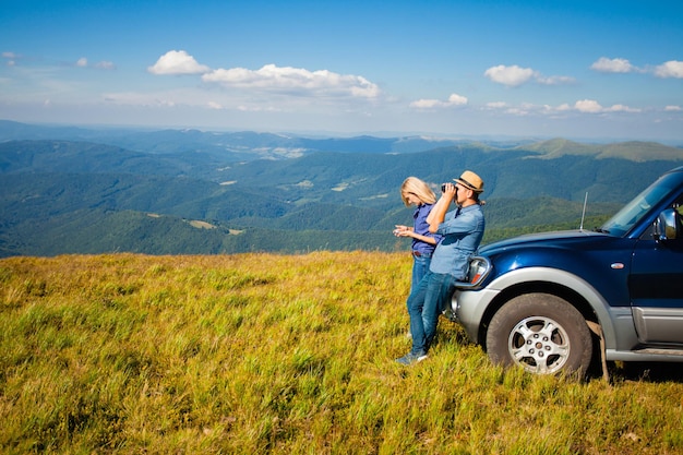 Le garçon et la fille voyagent dans les montagnes et naviguent