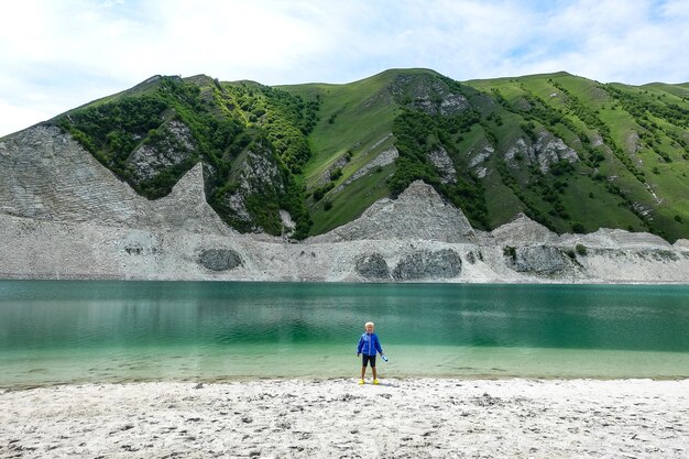 Un garçon sur le fond du lac Kezenoyam dans les montagnes du Caucase en Tchétchénie Russie juin 2021