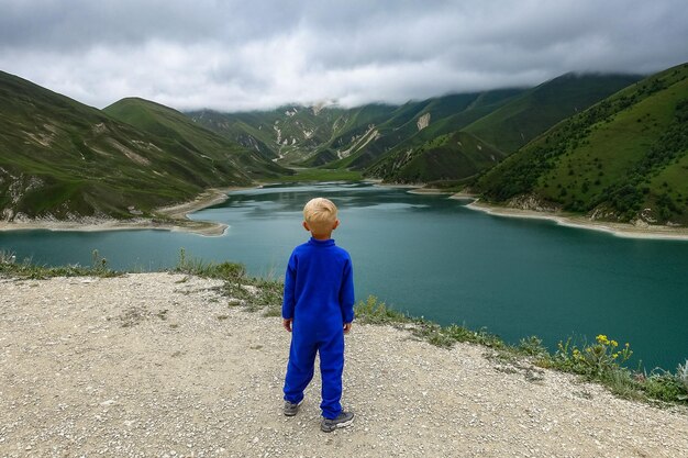 Un garçon sur le fond du lac Kezenoyam dans les montagnes du Caucase en Tchétchénie Russie juin 2021