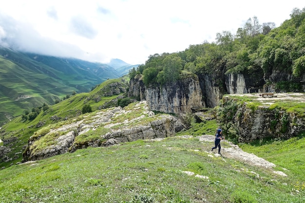 Un garçon sur le fond d'un paysage de montagne dans les nuages Bol en pierre au Daghestan Russie