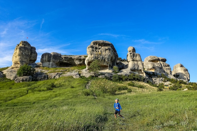 Un garçon sur fond d'une vue pittoresque sur les sphinx de Bakhchisarai Bakhchisarai Mai 2021