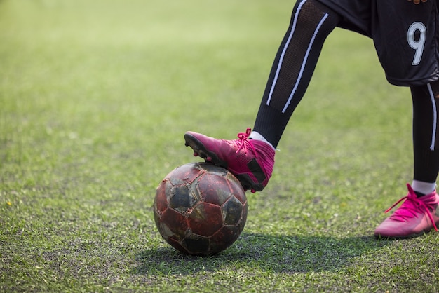 Garçon sur la formation de football, compétences avec le ballon de football thaïlande locale