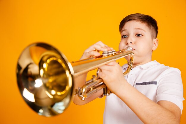 Petit Enfant Jouer Du Saxophone Et Se Sentir Heureux Illustration de  Vecteur - Illustration du musicien, clé: 258324259