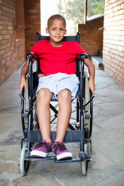 Photo garçon handicapé au couloir de l'école