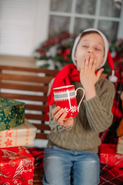 garçon heureux dans les décorations de Noël