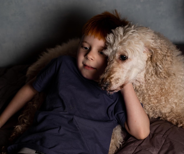 Un garçon de huit ans et un gros chien à la maison