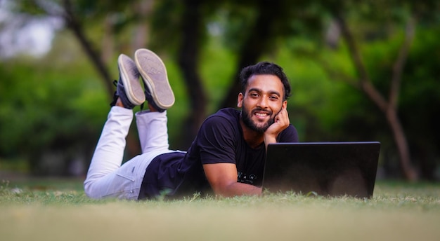 Garçon avec des images d'ordinateur portable concept d'éducation en plein air