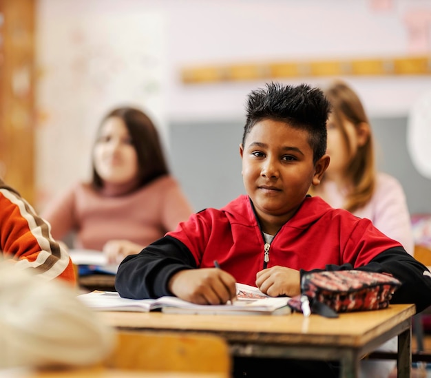 Un garçon indien intelligent après une conférence à l'école publique