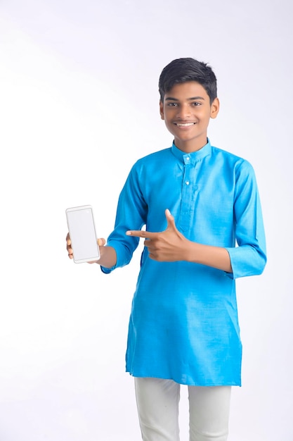 Garçon Indien En Tenue Traditionnelle Et Montrant Un Smartphone Sur Fond Blanc