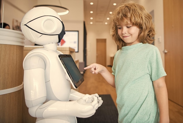 Le garçon interagit avec la communication de l'intelligence artificielle du robot