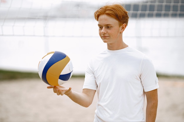 Garçon jouant au volley-ball au tribunal