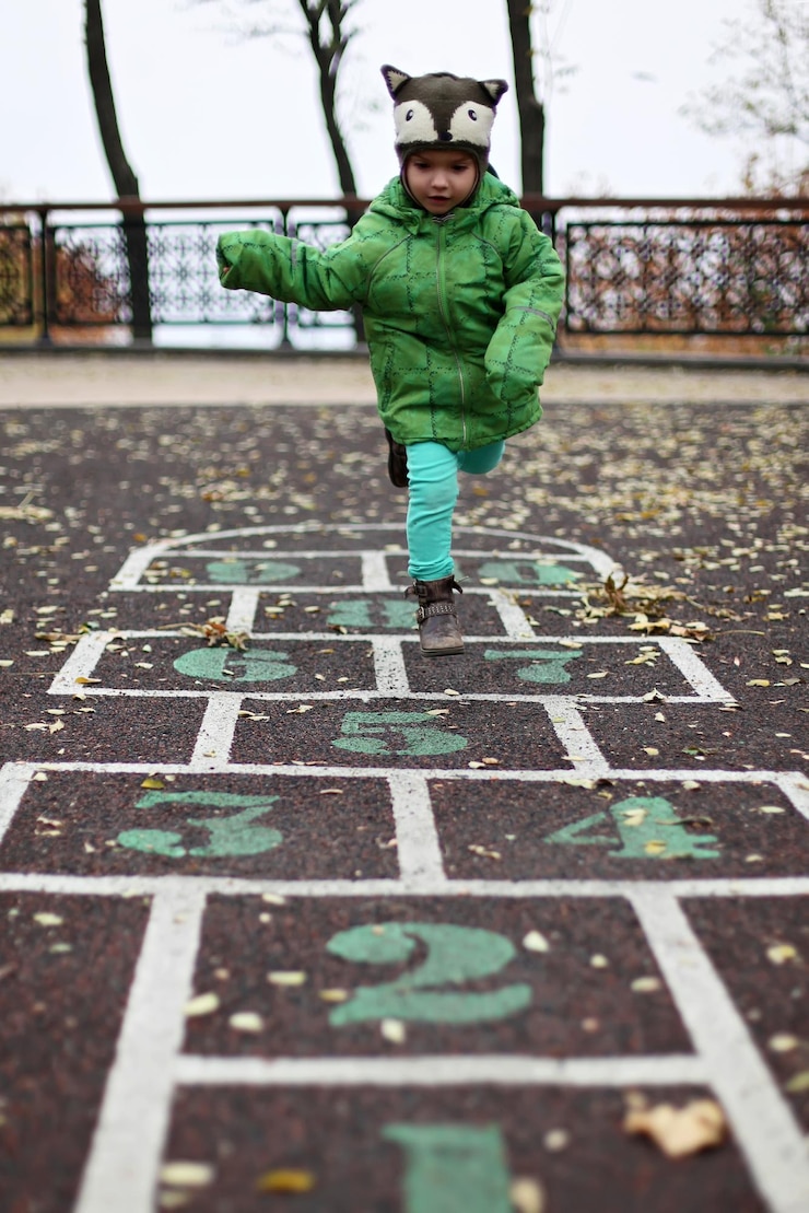 Photo un garçon jouant dans l'aire de jeux.