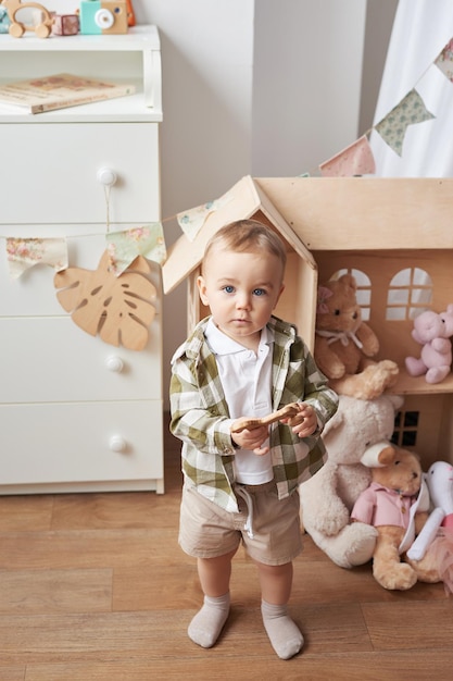 Garçon jouant dans la chambre des enfants Salle de jeux pour enfants Jouets éducatifs Développement de la petite enfance