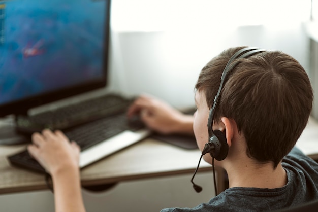 Garçon jouant à un jeu vidéo en quarantaine
