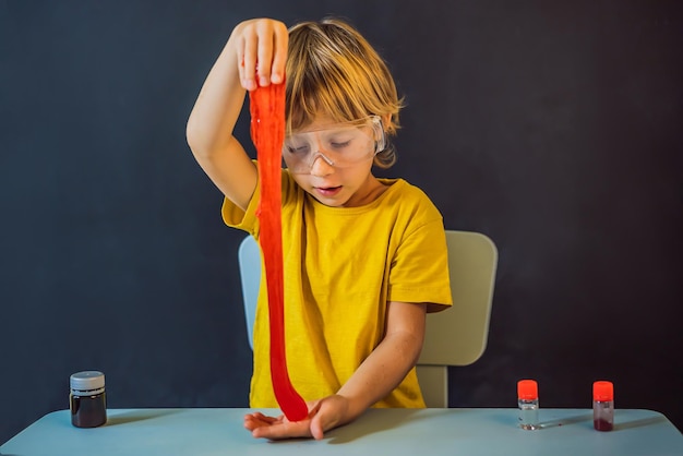 Garçon Jouant Un Jouet Fait à La Main Appelé Slime Enfant Jouer