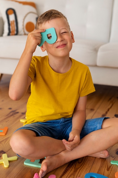 Photo garçon jouant avec des jouets de casse-tête