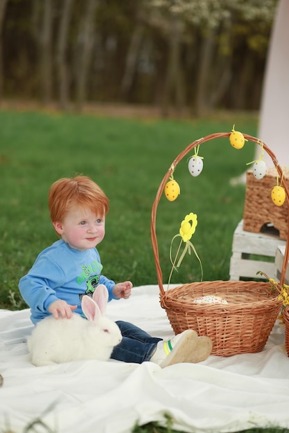 Un garçon jouant avec un lapin mise au point sélective sur le garçon