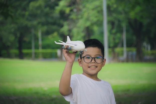 Garçon jouant avec un modèle d&#39;avion