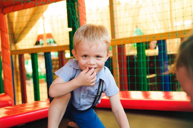 Garçon jouant sur le terrain de jeu, dans le labyrinthe pour enfants.