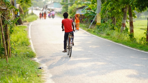 Garçon jouant à vélo sur route