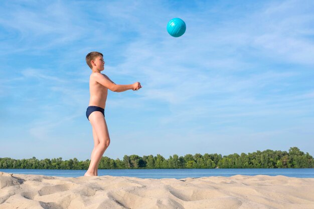 Un garçon joue au beach-volley Vue latérale Mode de vie sportif