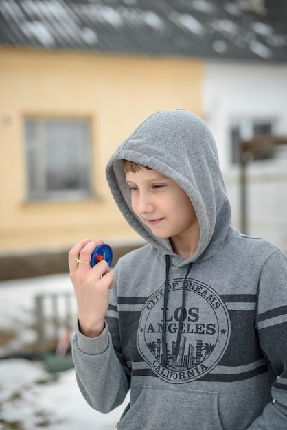 Un garçon joue dans la cour avec un yoyo