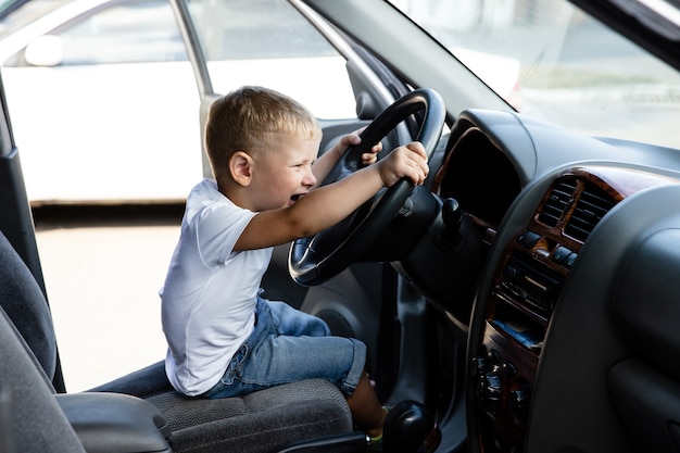 garçon joue dans la voiture de son père