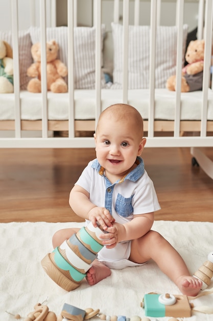 Garçon avec des jouets dans la chambre des enfants