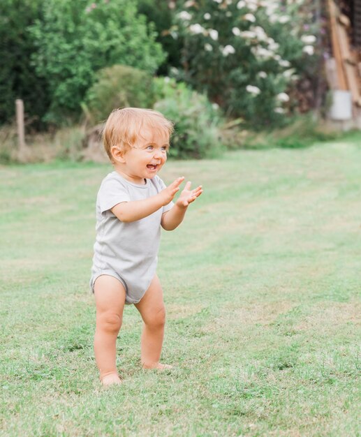 Photo un garçon joyeux sur un champ d'herbe