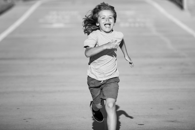 Un garçon joyeux qui court à l'école pour courir la course