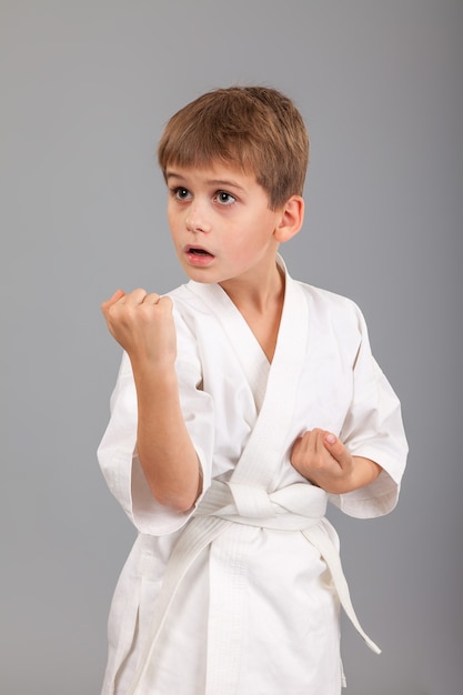 Photo garçon de karaté en kimono blanc