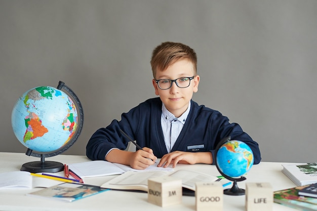 Un Garçon Avec Des Lunettes Faisant Une Leçon En Classe Faisant Un Devoir