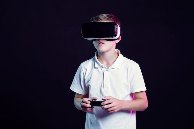 Garçon en lunettes VR jouant avec gamepad