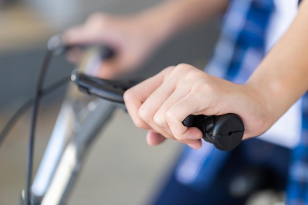 Garçon main tenant un frein de vélo Enfant assis sur un vélo à l'aide du frein à main