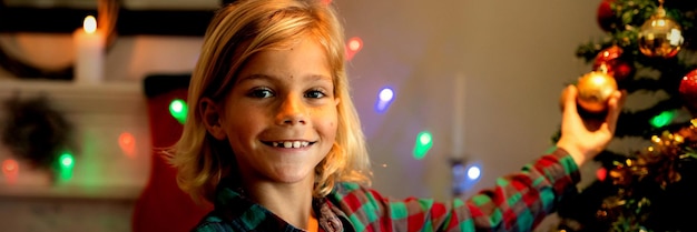 Garçon à la maison au moment de Noël