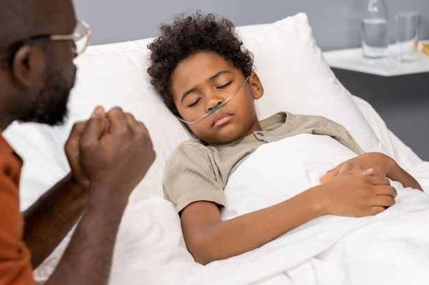 Garçon malade dormant à la salle d'hôpital