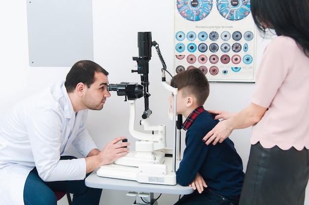 Garçon avec maman à l'examen des yeux par un ophtalmologiste