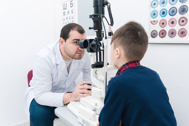 Garçon avec maman à l'examen des yeux par un ophtalmologiste