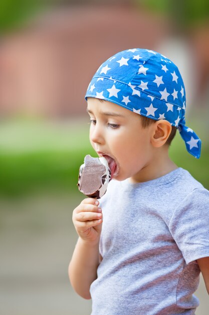 Garçon mange de la crème glacée