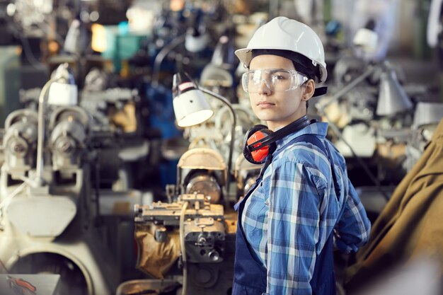 Garçon manqué travaillant à l'usine