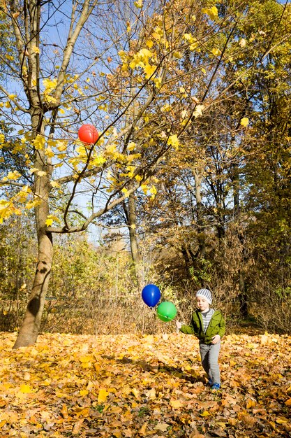 garçon marchant dans le parc