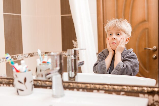 Garçon Le Matin Se Brosser Les Dents Dans La Salle De Bain