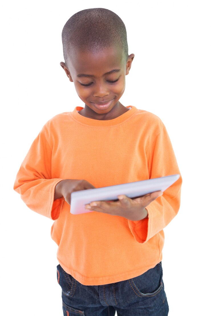Garçon mignon à l'aide de son tablet pc